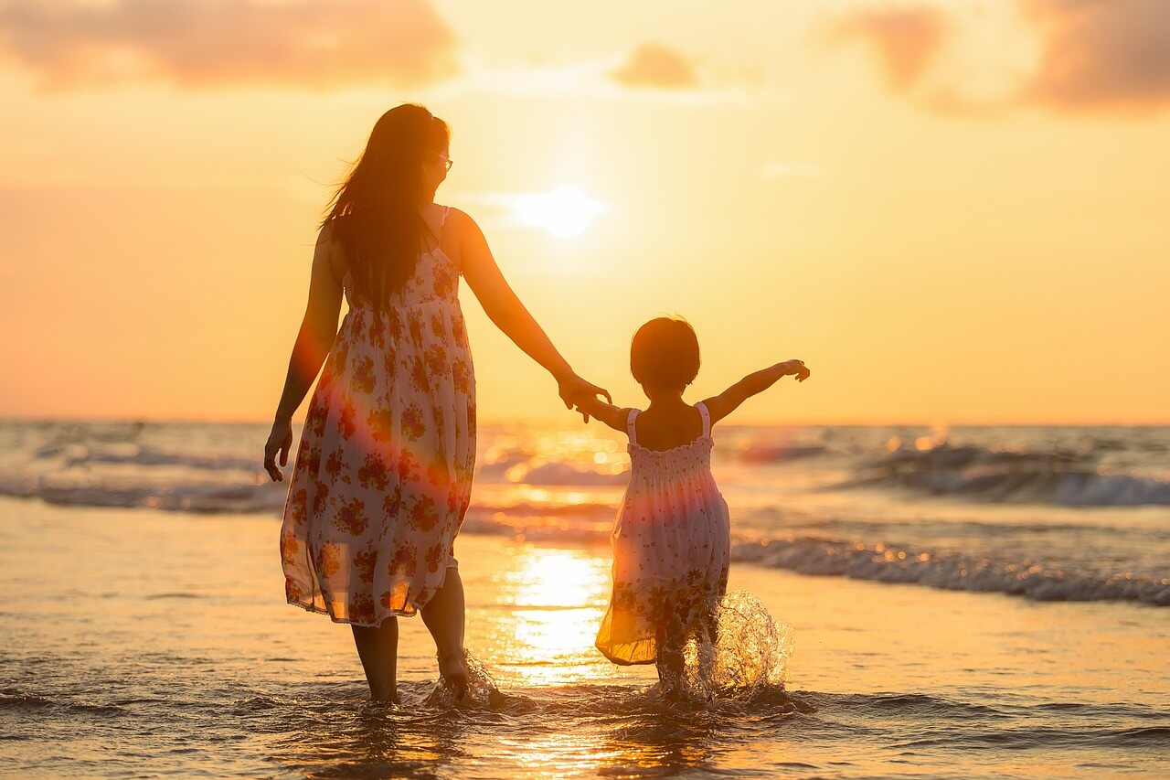Mamma och dotter på strand